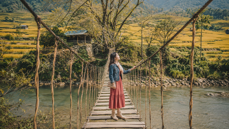 Váy maxi kết hợp áo khoác denim tạo sự cân bằng giữa vẻ nữ tính và phong cách trẻ trung.